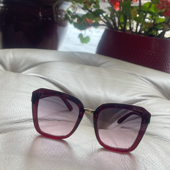 PRADA SUNGLASSES 🕶😍 VERY COOL AND CLASSY😍